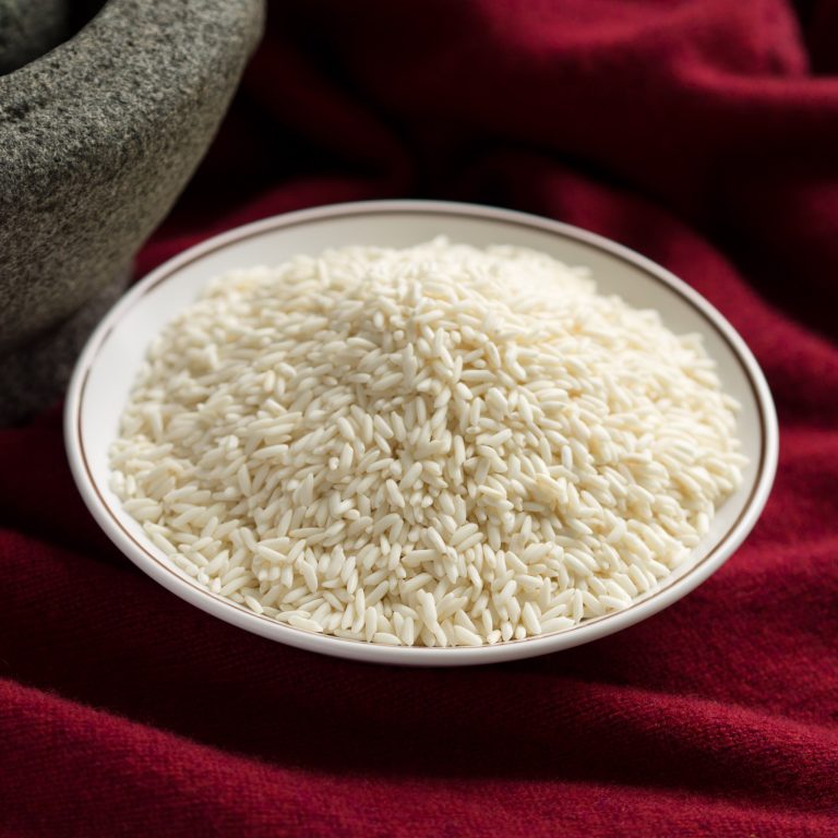 Uncooked glutinous rice grains